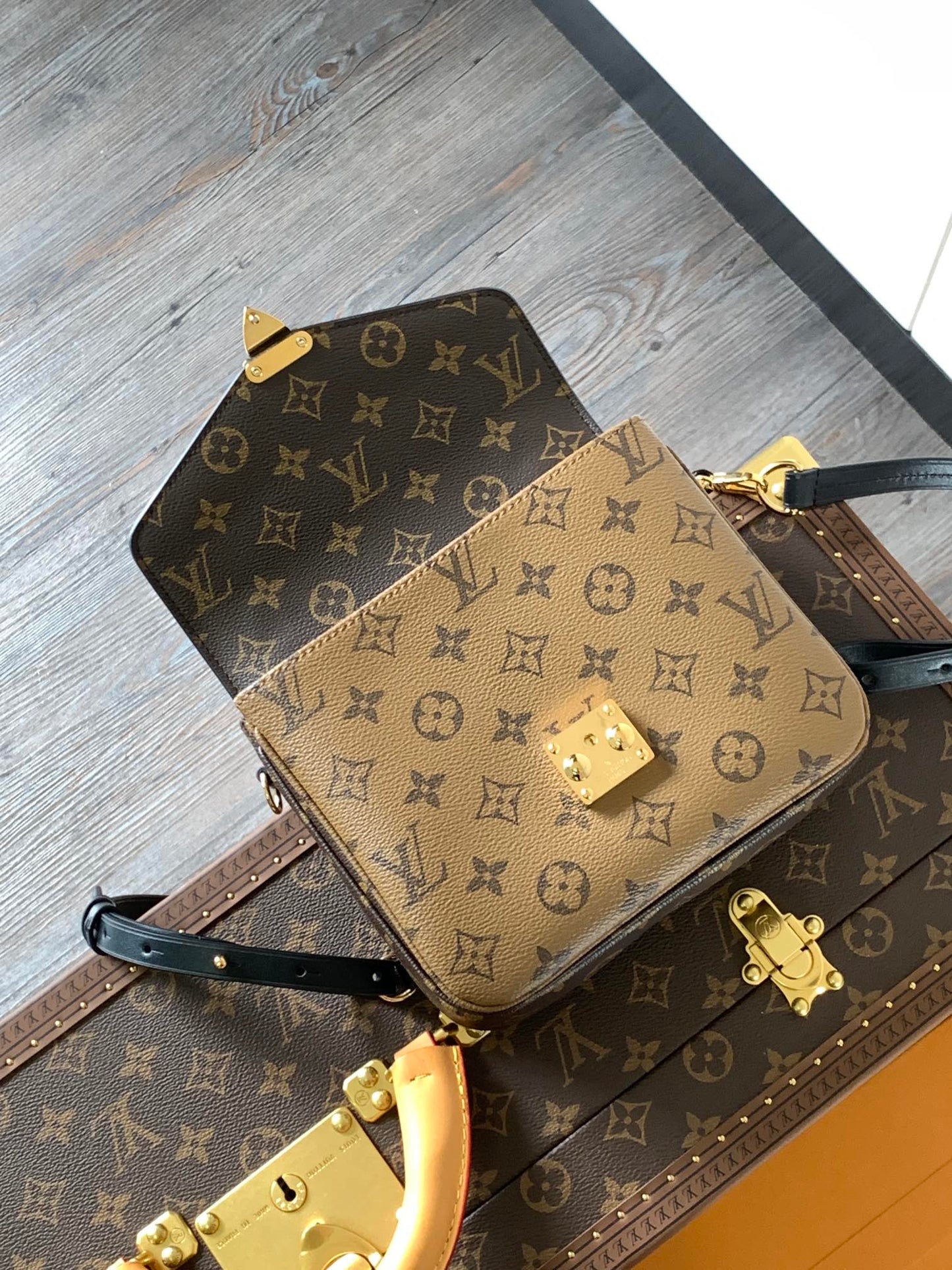 LOUIS VUITTON - POCHETTE MÉTIS  BACKPACK - MONOGRAM REVERSE