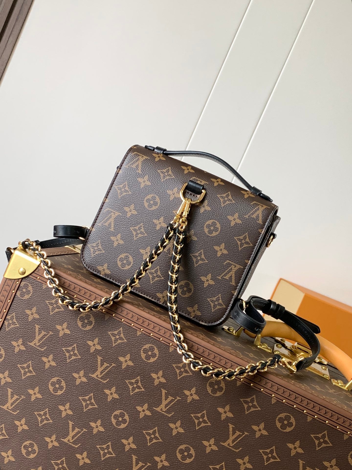 LOUIS VUITTON - POCHETTE MÉTIS  BACKPACK - MONOGRAM REVERSE